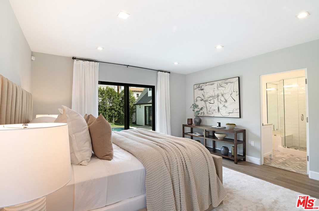 6377 Lindenhurst Ave, Los Angeles CA  90048-4729 exterior