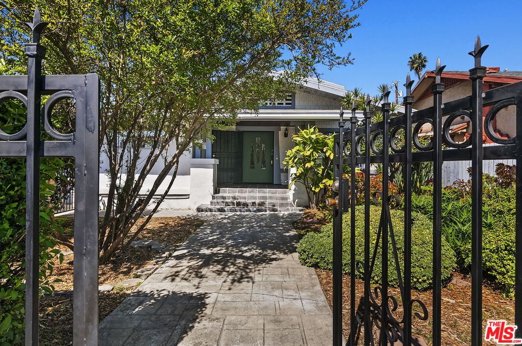 123 Dillon St, Los Angeles CA  90026-4617 exterior