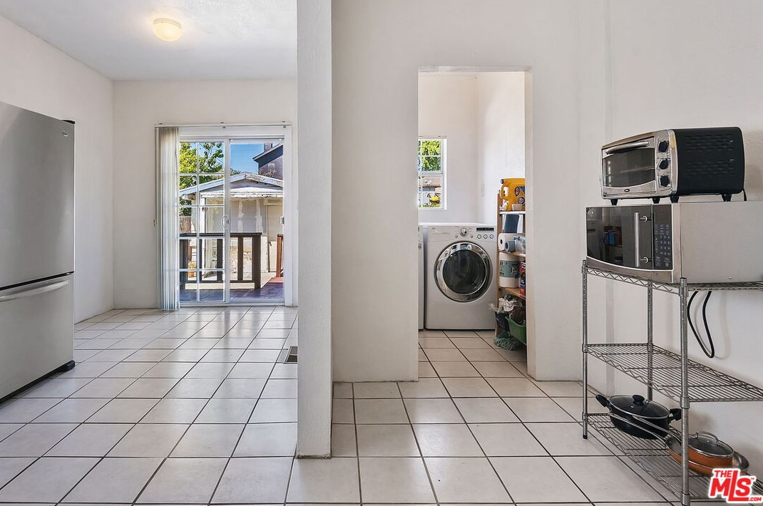 123 Dillon St, Los Angeles CA  90026-4617 exterior