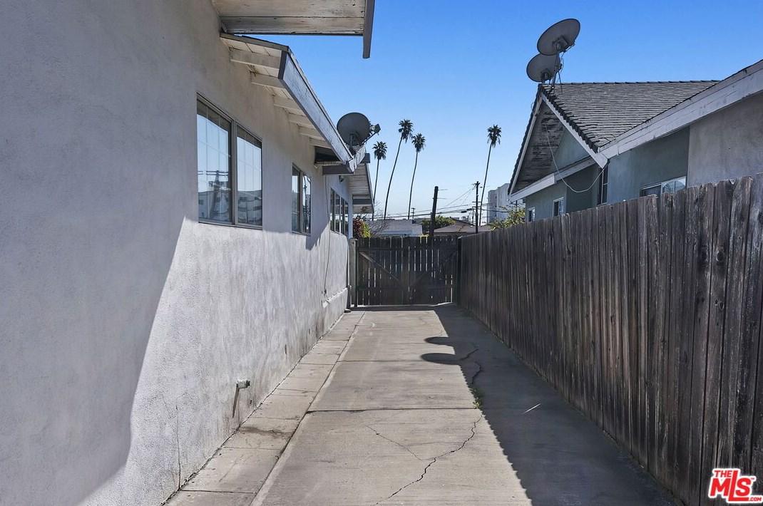 123 Dillon St, Los Angeles CA  90026-4617 exterior