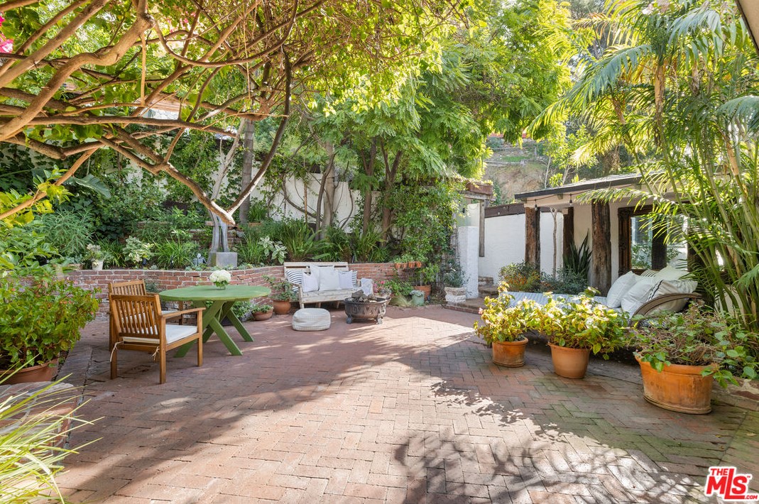 1725 Mount Olympus Dr, Los Angeles CA  90046-2034 exterior
