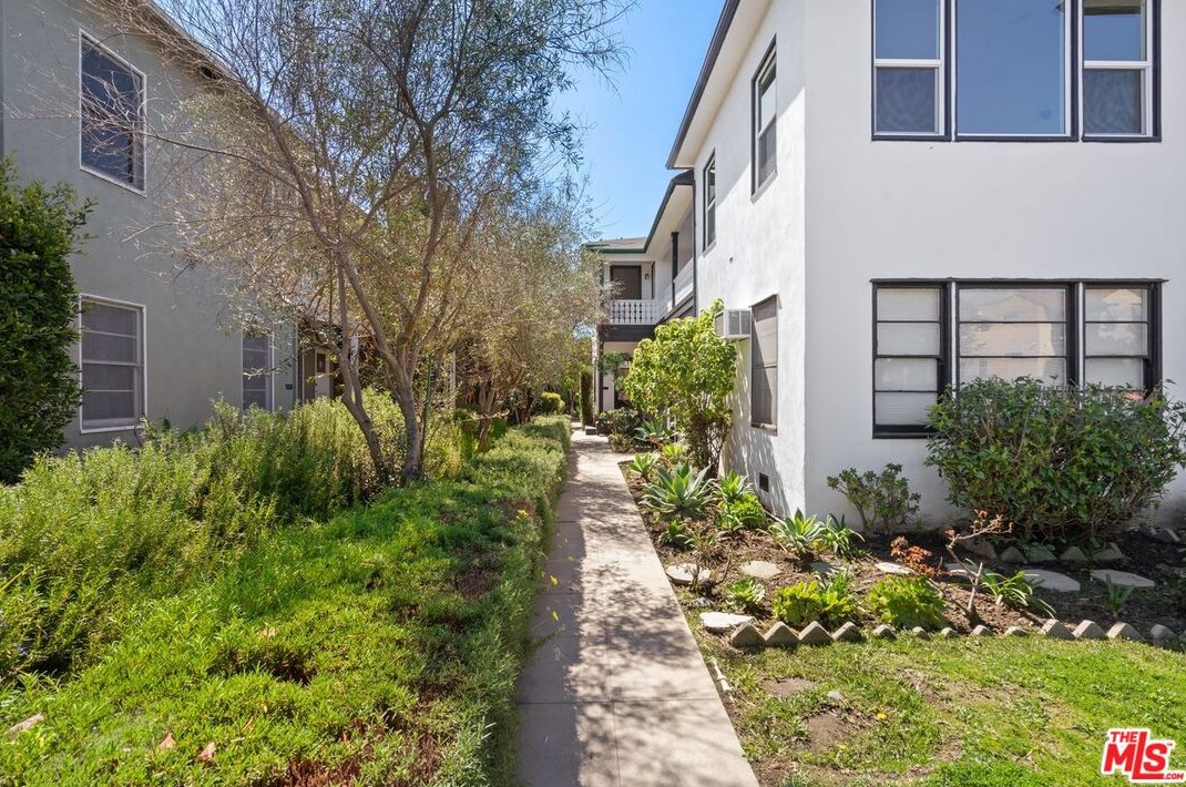 4526 St Elmo Dr, Los Angeles, CA 90019-5853