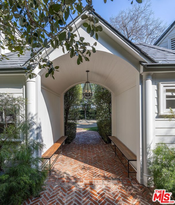655 Macculloch Dr, Los Angeles CA  90049-2024 exterior