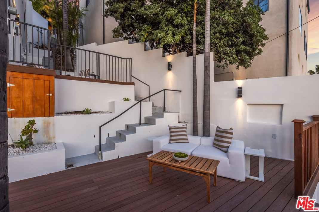 6380 Quebec Dr, Los Angeles CA  90068-2832 exterior