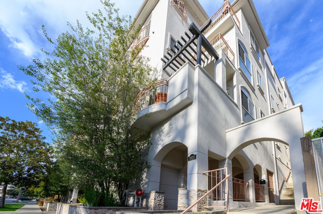 1920 Beverly Glen Blvd, Los Angeles CA  90025-5161 exterior