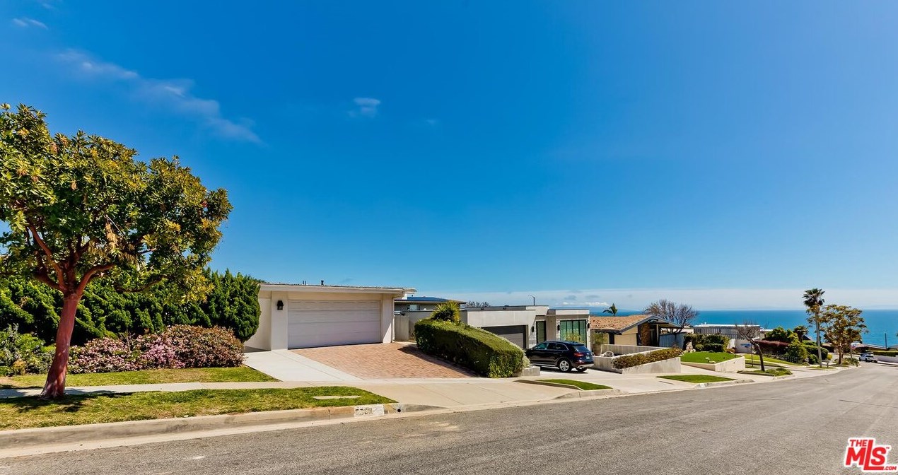 3736 Seahorn Dr, Malibu, CA 90265-5658