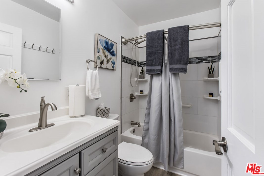 5127 Parkglen Ave, Los Angeles CA  90043-1033 exterior
