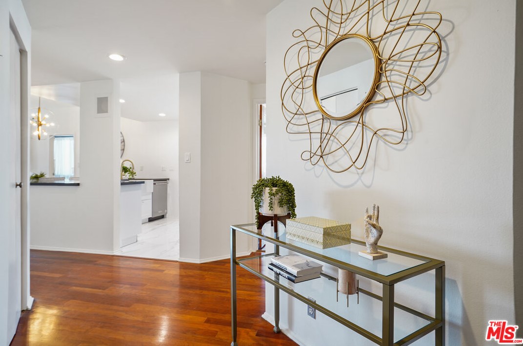 660 Sweetzer Ave, Los Angeles, CA 90048-2171