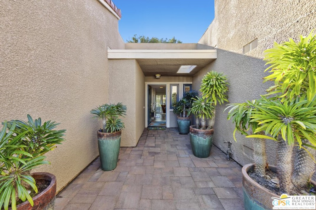 68 Tennis Club Dr, Rancho Mirage CA  92270-2572 exterior