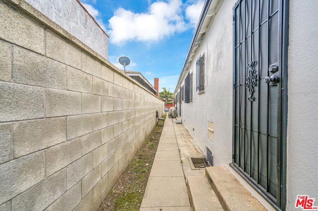 8214 Mckinley Ave, Los Angeles CA  90001-3232 exterior