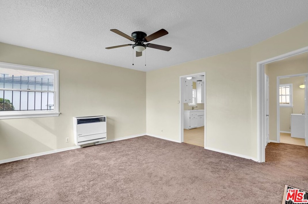 8214 Mckinley Ave, Los Angeles, CA 90001-3232