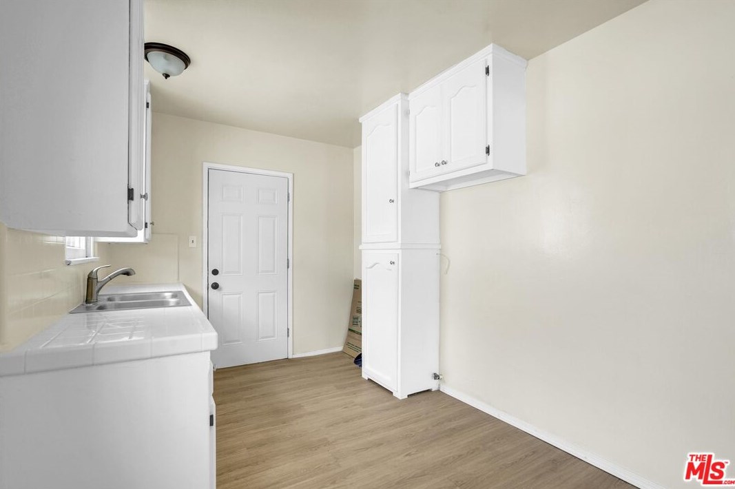 8214 Mckinley Ave, Los Angeles CA  90001-3232 exterior