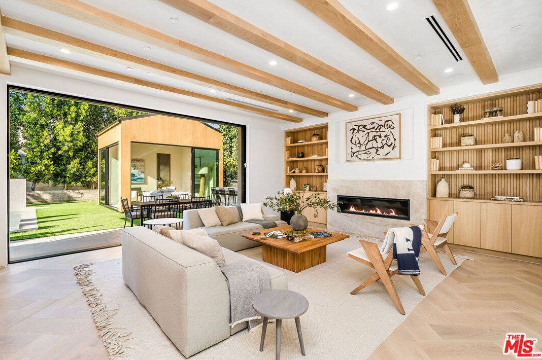 14723 Hartsook St, Van Nuys, CA 91403