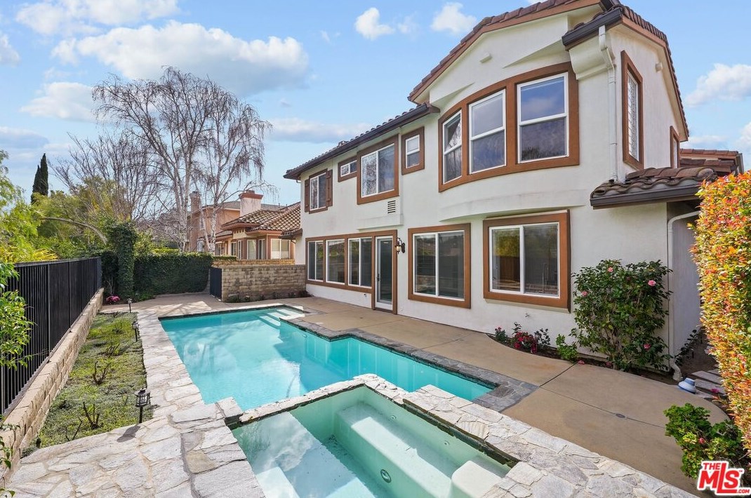 1575 Applefield St, Thousand Oaks CA  91320-5996 exterior