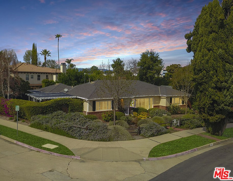 4455 Sherman Oaks Cir, Van Nuys, CA 91403-3832
