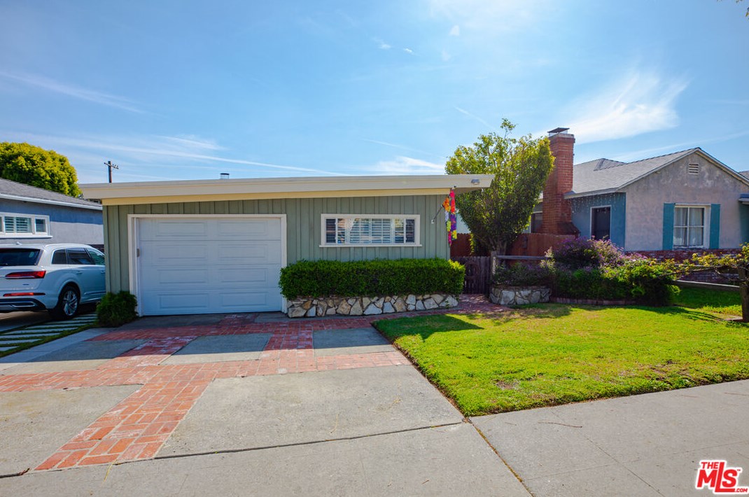 8112 Holy Cross Pl, Los Angeles, CA 90045-2629