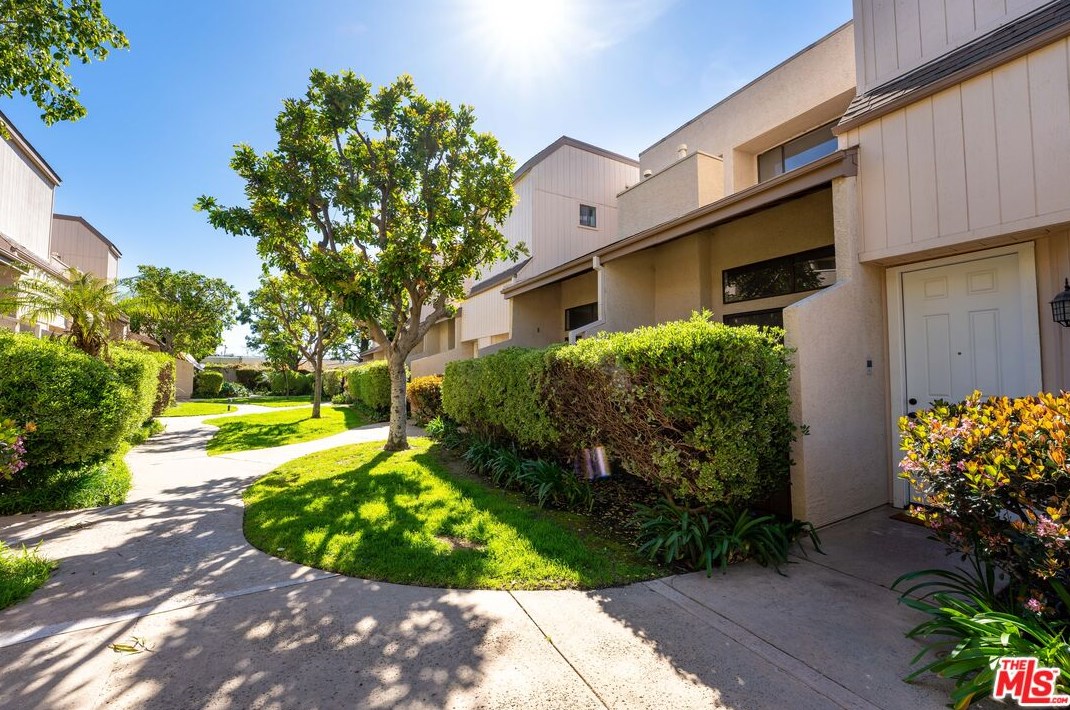15157 Magnolia Blvd, Van Nuys, CA 91403-1236