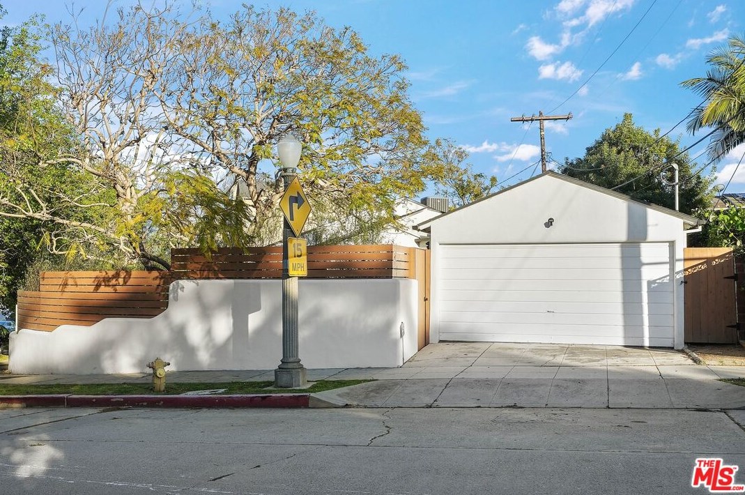951 Carmelina Ave, Los Angeles CA  90049-5807 exterior