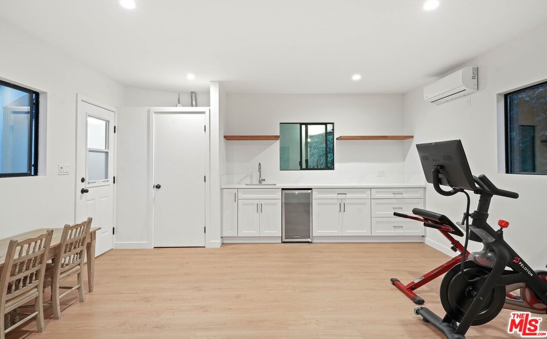 951 Carmelina Ave, Los Angeles CA  90049-5807 exterior
