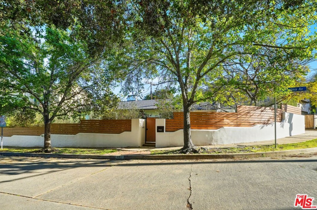 951 Carmelina Ave, Los Angeles CA  90049-5807 exterior