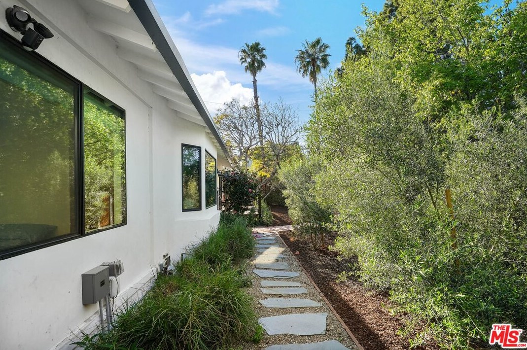 951 Carmelina Ave, Los Angeles CA  90049-5807 exterior