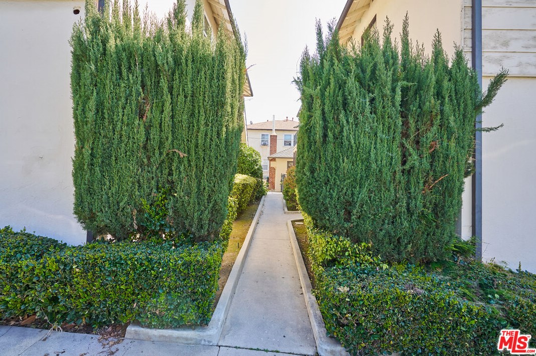 559 Glenwood Rd, Glendale CA  91201-1543 exterior