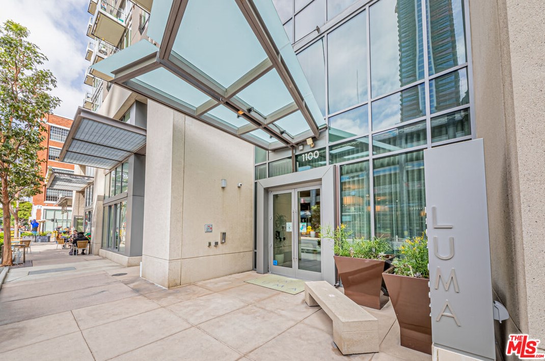 1100 Hope St, Los Angeles CA  90015-4308 exterior