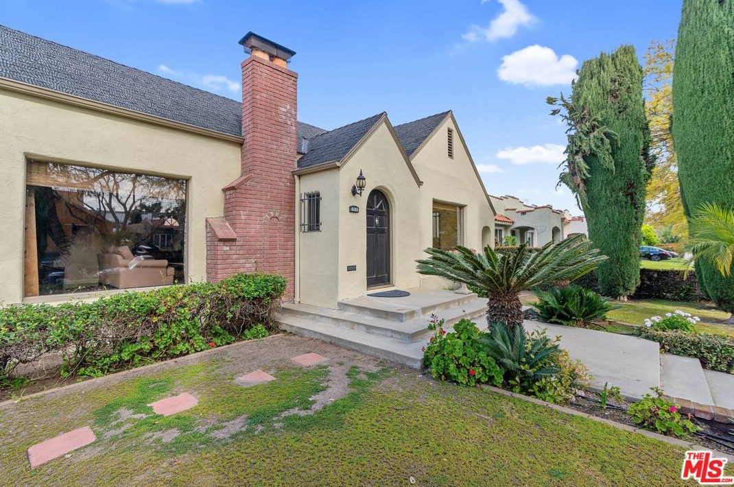 533 Bronson Ave, Los Angeles, CA 90004-1401