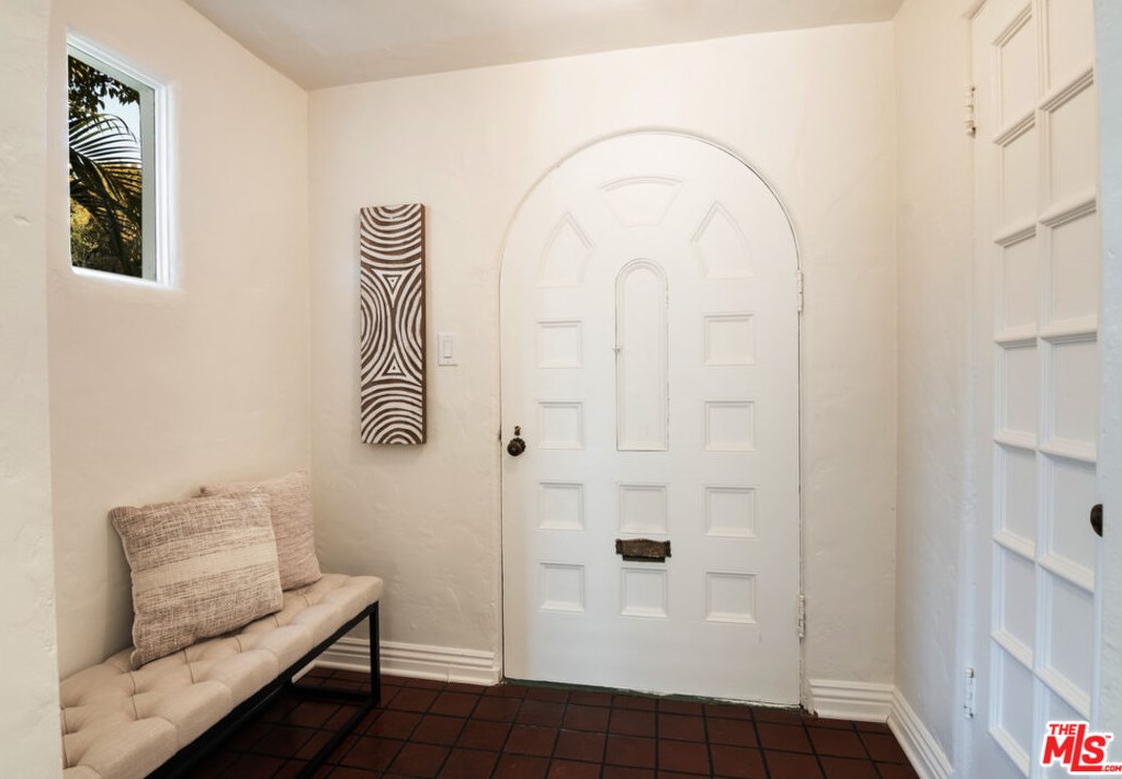 9011 Larke Ellen Cir, Los Angeles, CA 90035-4222