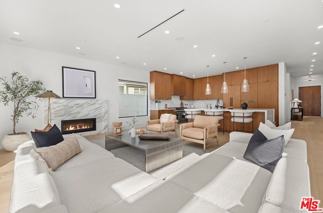 11943 Foxboro Dr, Los Angeles, CA 90049-4110