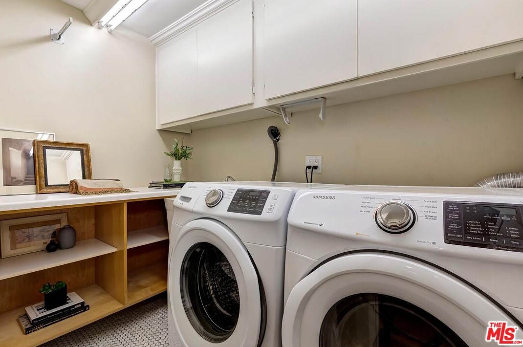 2191 Ponet Dr, Los Angeles CA  90068-3645 exterior