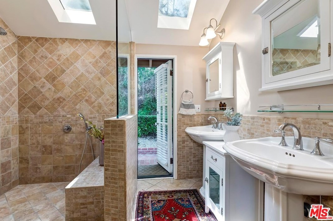 2191 Ponet Dr, Los Angeles CA  90068-3645 exterior