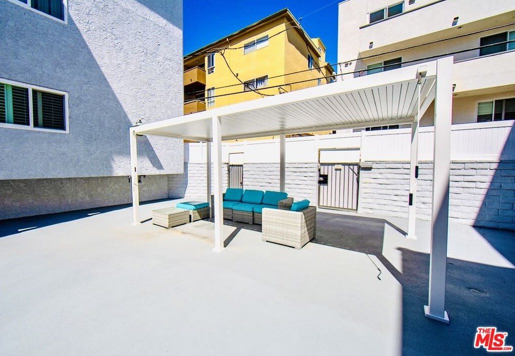1242 Barrington Ave, Los Angeles CA  90025-1655 exterior