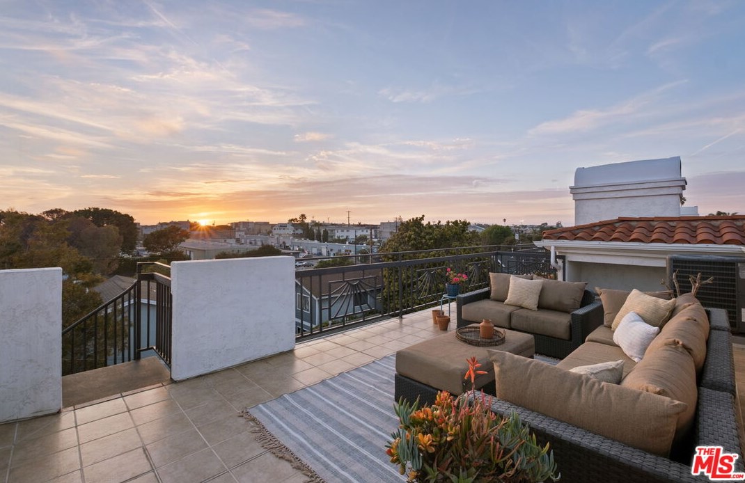 631 6th St, Hermosa Beach, CA 90254