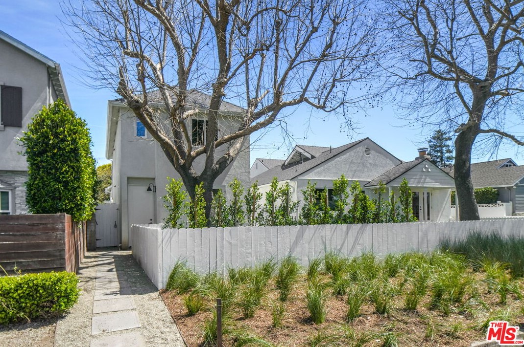 8312 Altavan Ave, Los Angeles CA  90045-2523 exterior