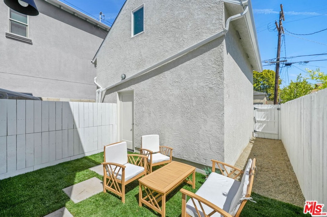 8312 Altavan Ave, Los Angeles CA  90045-2523 exterior