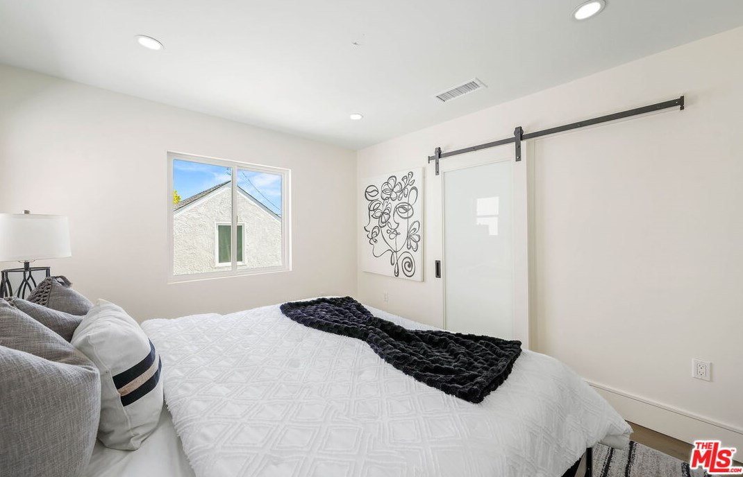 8312 Altavan Ave, Los Angeles CA  90045-2523 exterior