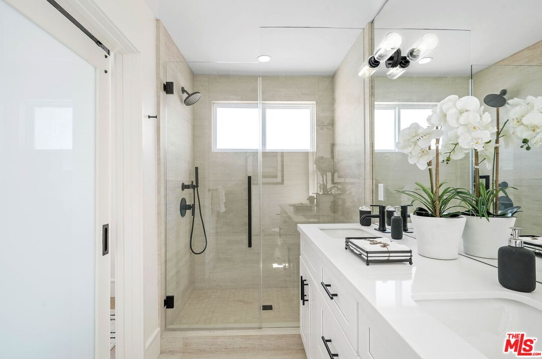 8312 Altavan Ave, Los Angeles CA  90045-2523 exterior