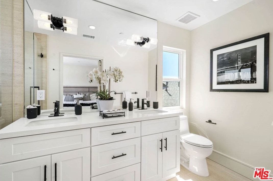 8312 Altavan Ave, Los Angeles CA  90045-2523 exterior