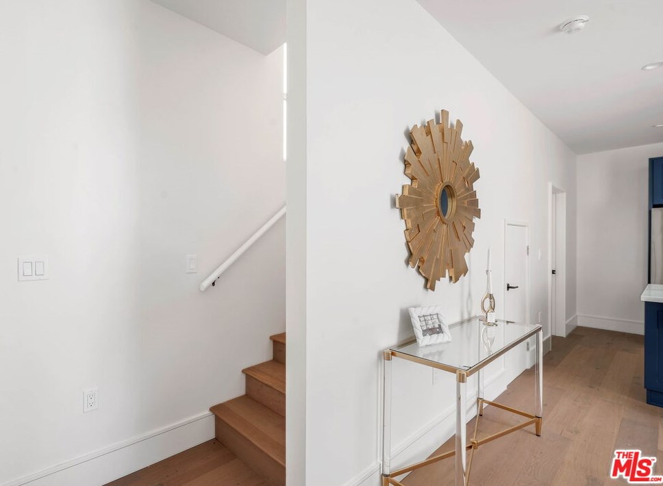 8312 Altavan Ave, Los Angeles CA  90045-2523 exterior