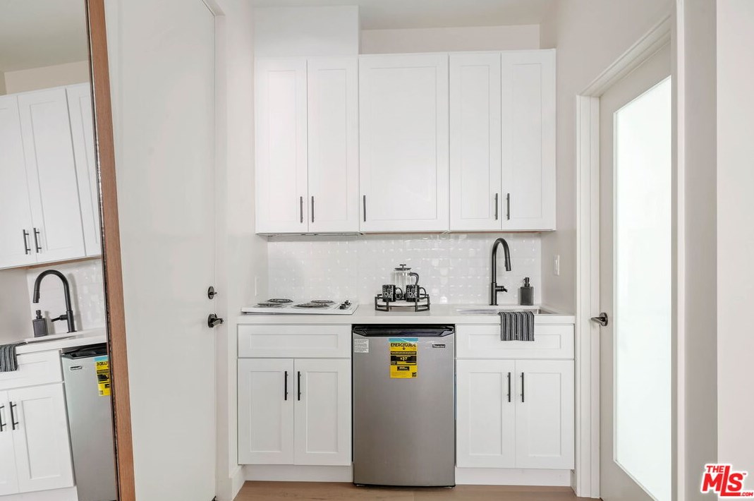 8312 Altavan Ave, Los Angeles CA  90045-2523 exterior