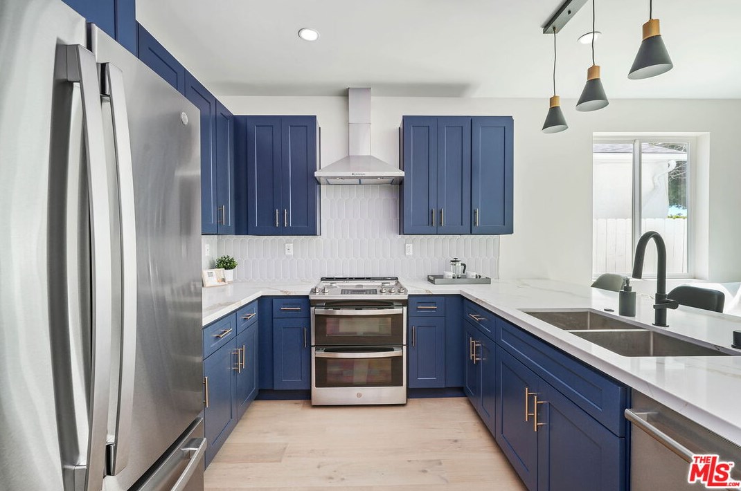 8312 Altavan Ave, Los Angeles CA  90045-2523 exterior