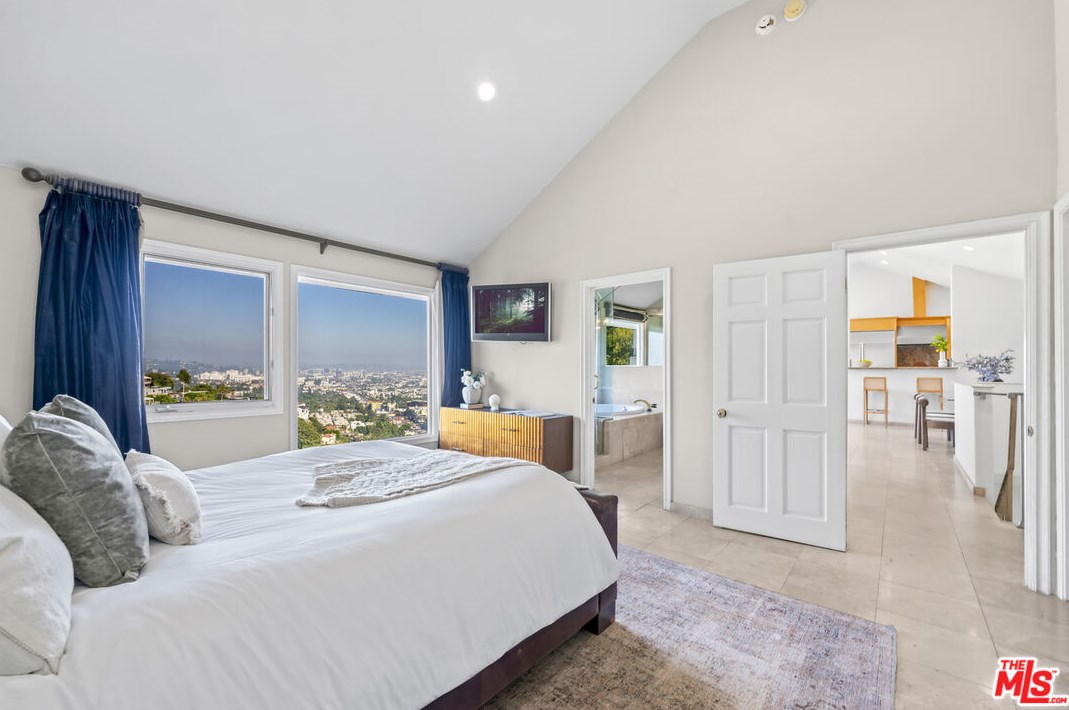 8401 Hillside Ave, Los Angeles CA  90069-1504 exterior