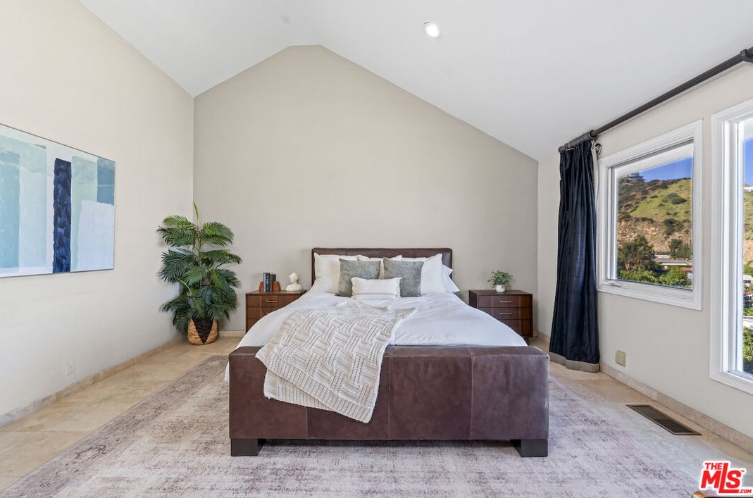 8401 Hillside Ave, Los Angeles CA  90069-1504 exterior