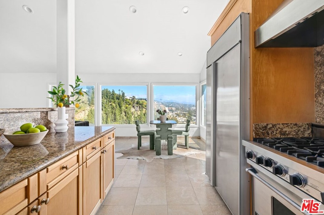 8401 Hillside Ave, Los Angeles CA  90069-1504 exterior