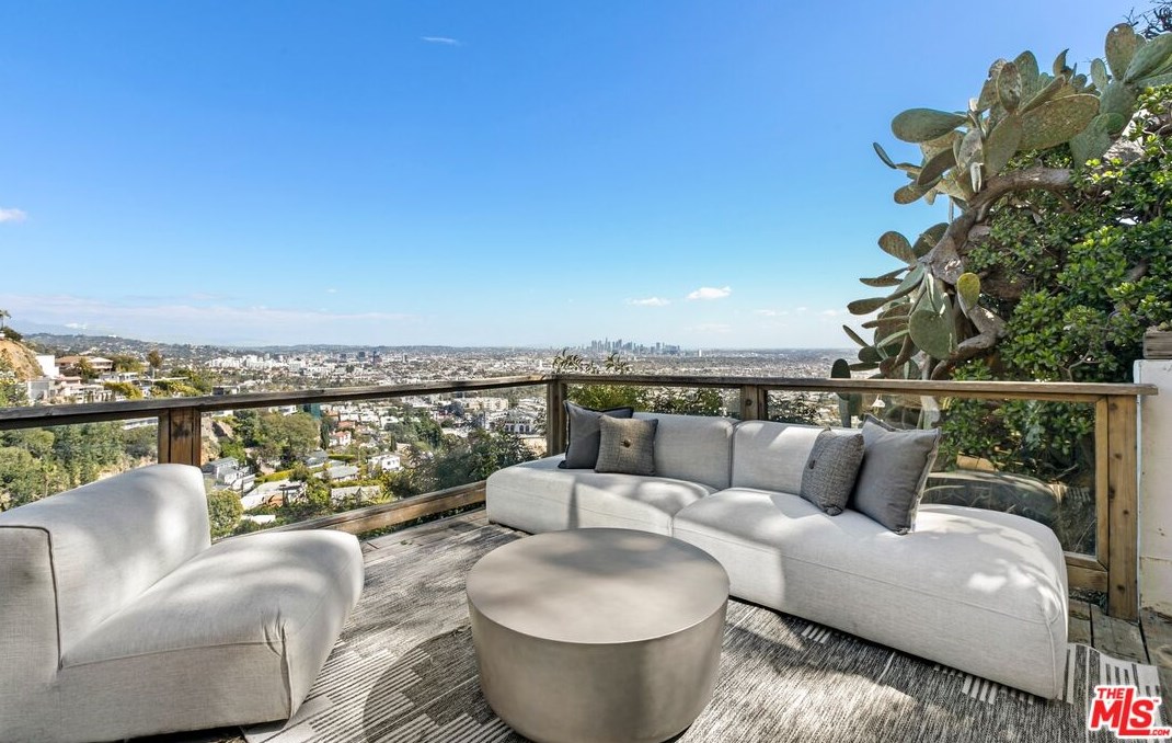 8401 Hillside Ave, Los Angeles CA  90069-1504 exterior