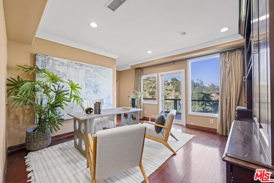 8401 Hillside Ave, Los Angeles CA  90069-1504 exterior