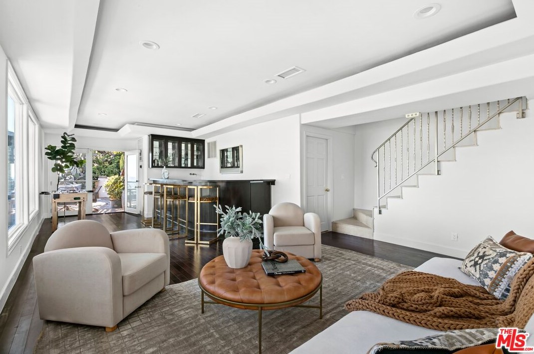 8401 Hillside Ave, Los Angeles CA  90069-1504 exterior