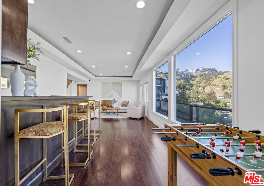 8401 Hillside Ave, Los Angeles CA  90069-1504 exterior