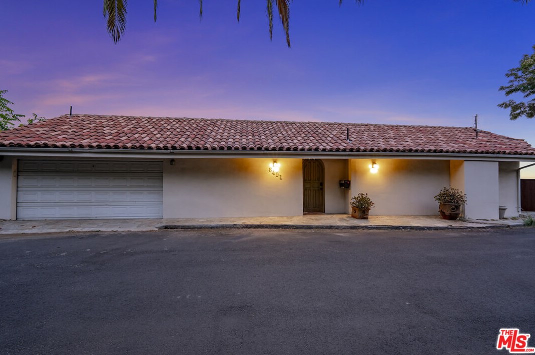 8401 Hillside Ave, Los Angeles CA  90069-1504 exterior